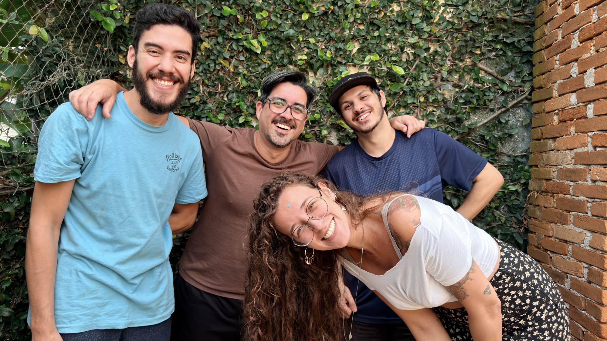 Parte do time da Pombo Bravo, em preto e branco, sorrindo.